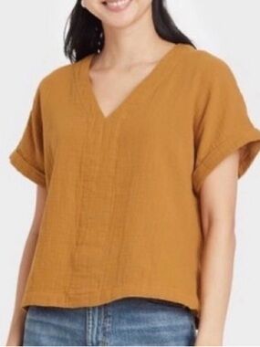 Universal Thread Women's V-Neck Short Sleeve Tunic in Mustard